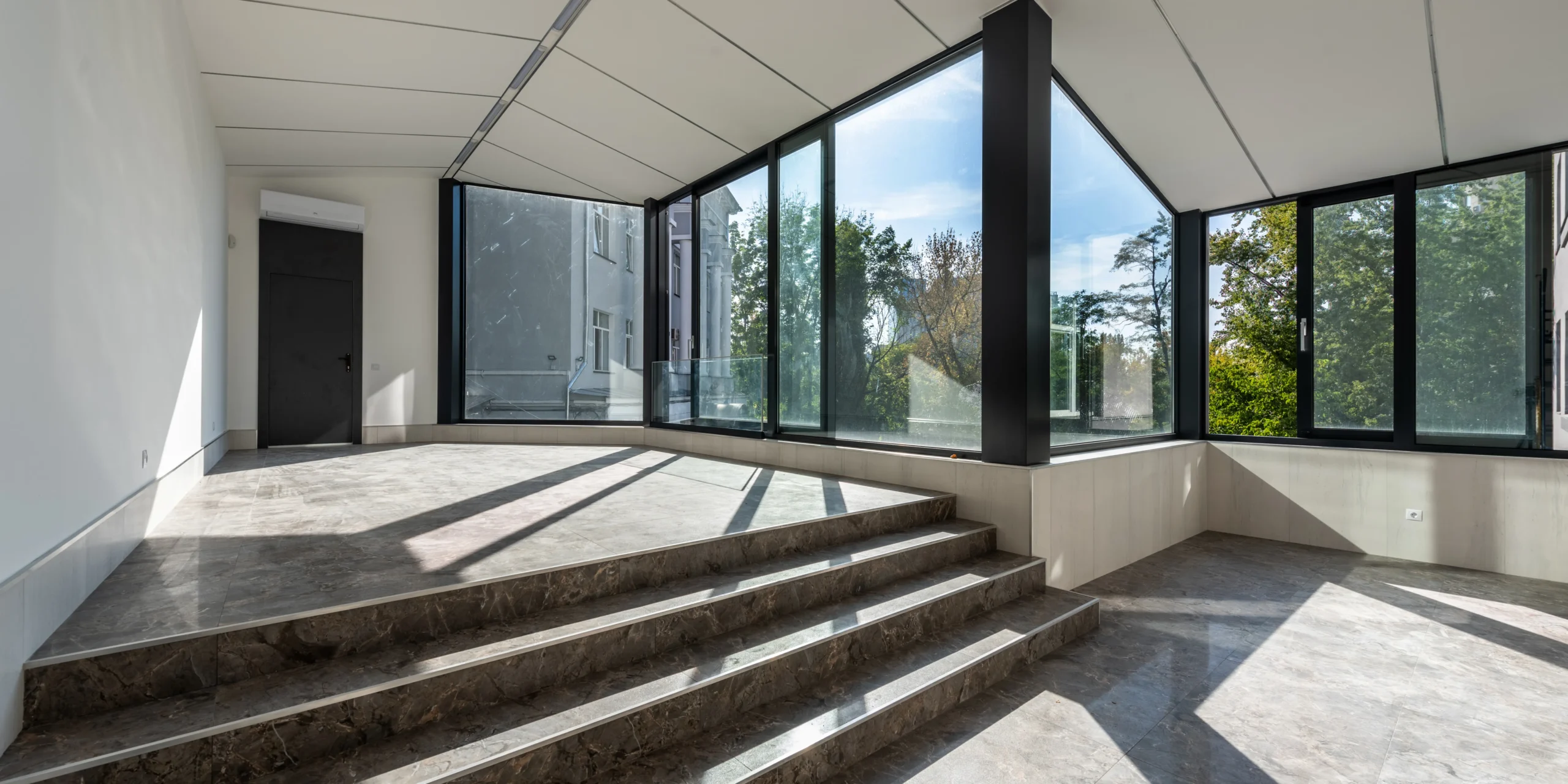 Vitrier professionnel travaillant sur une vitre